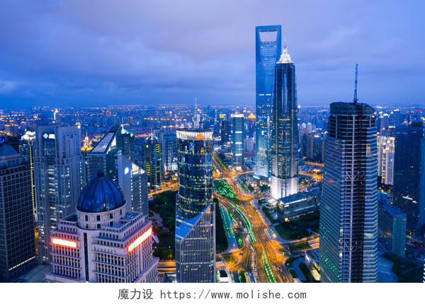 鸟瞰在中国上海摩天大楼雾阴云密布的天空和污染外滩浦东地区上海旅游